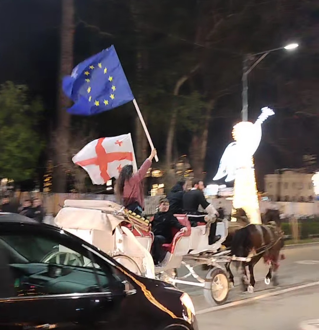 თავისუფლება რეჟიმის ტყვეებს-ქუთაისში საპროტესტო აქცია მიმდინარეობს 