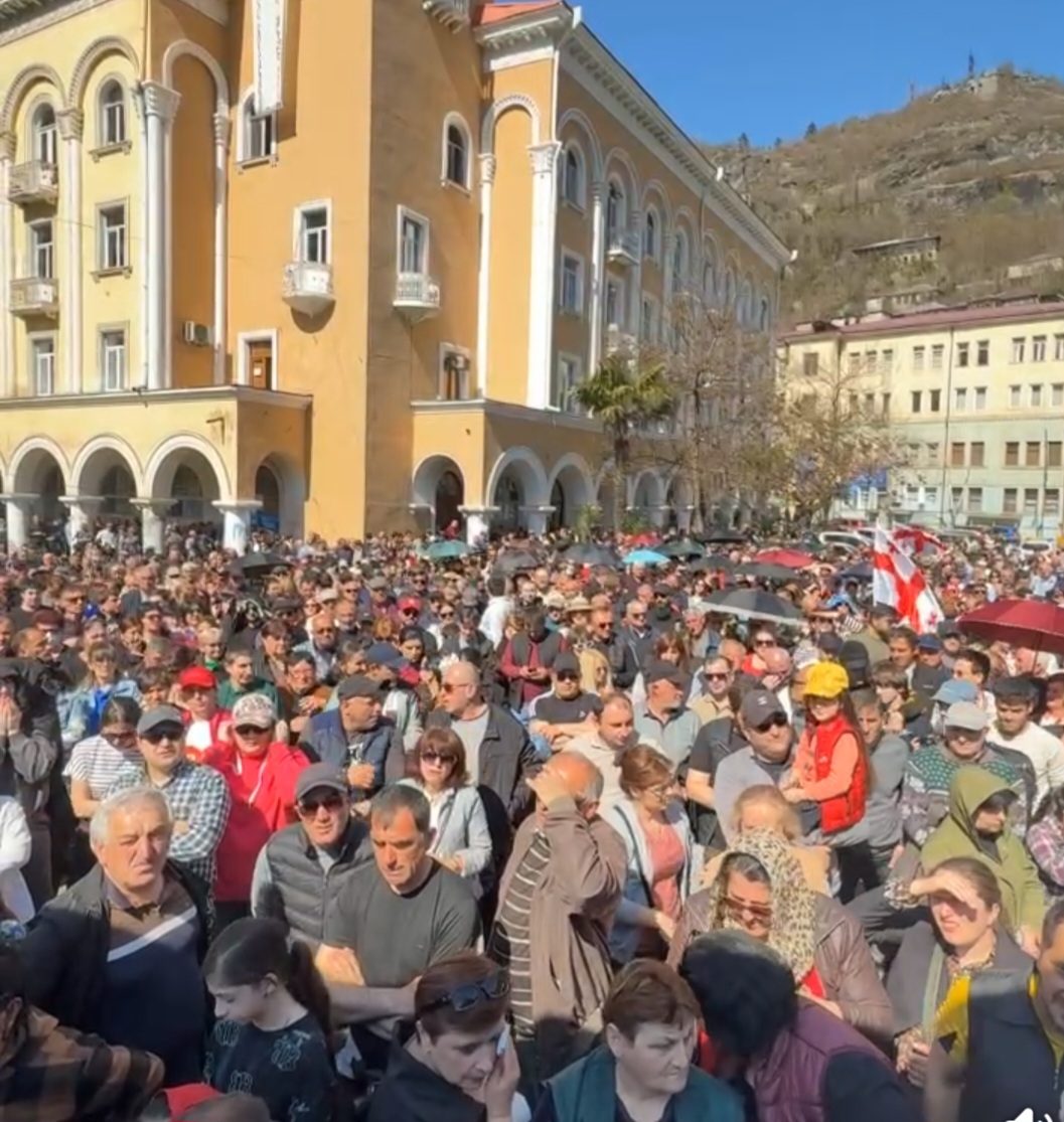 ჭიათურაში მაღაროელთა სოლიდარობის აქცია მიმდინარეობს 