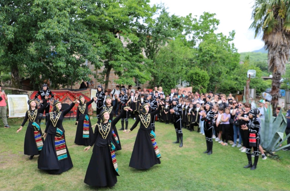 სოფელ წითელხევის ხელოვნების სკოლამ იელის უნივერსიტეტის ინტერნაციონალურ გუნდს უმასპინძლა 