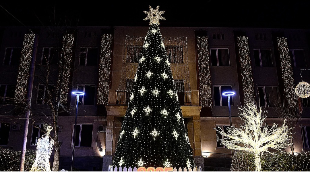 საჩხერესა და ხონში მთავარი ნაძვის ხე ხვალ აინთება 