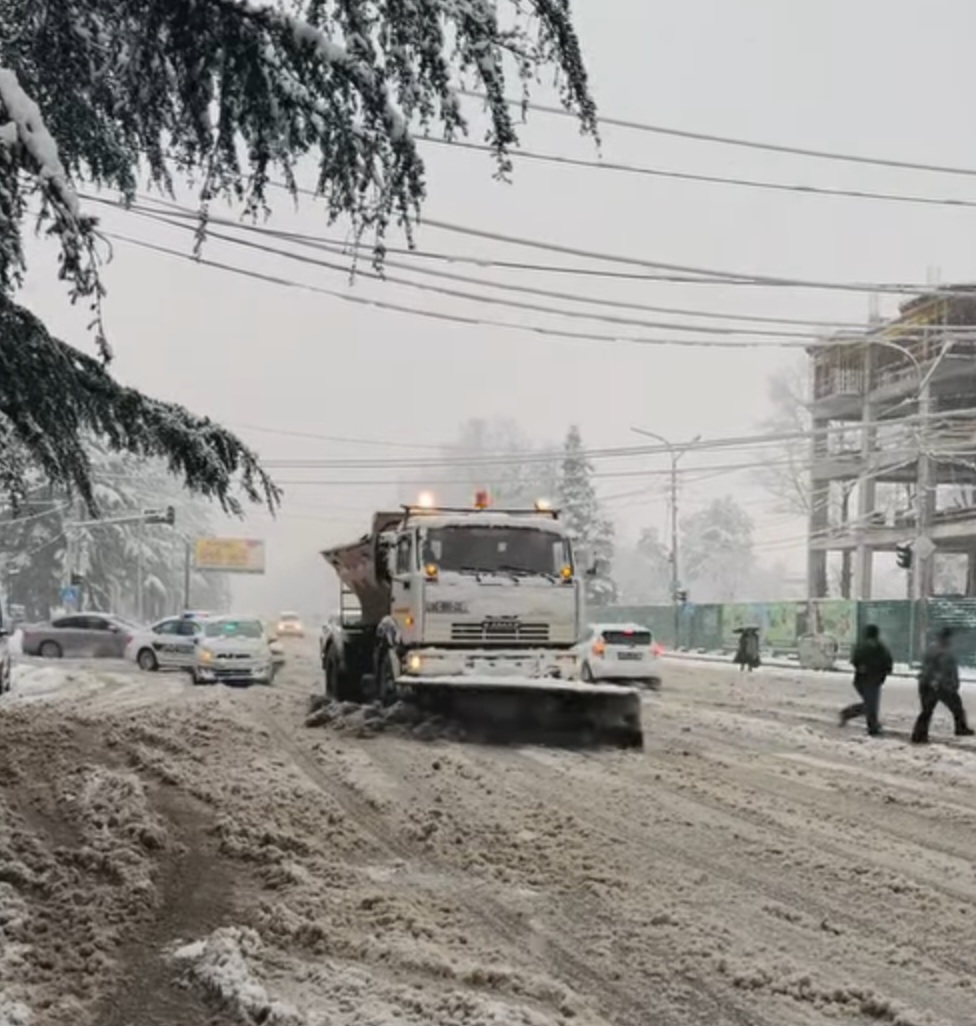 ქუთაისში ქუჩების გაწმენდა დაიწყო
